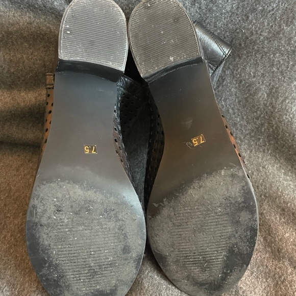 Steve Madden perforated shooties/booties black leather sz 7.5 - Picture 4 of 6